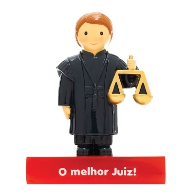 Figura decorativa de juiz com balança dourada e base vermelha com texto