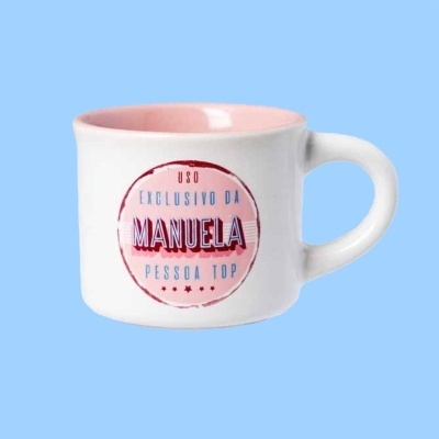 Caneca branca com interior rosa e texto impresso exclusivo para Manuela
