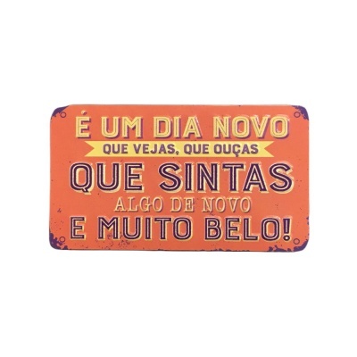 Placa decorativa em metal com texto em português em fundo laranja.