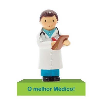 Figurinha decorativa de médico com estetoscópio e prancheta sobre suporte verde com texto