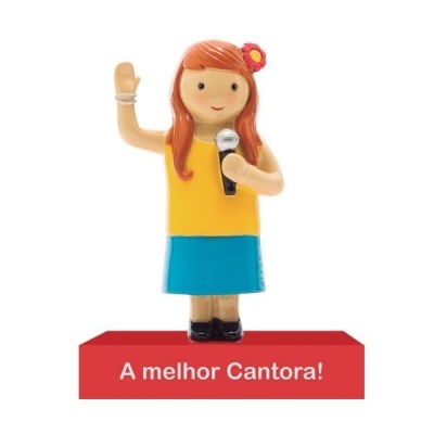 Figurinha de mulher cantora com base vermelha e texto