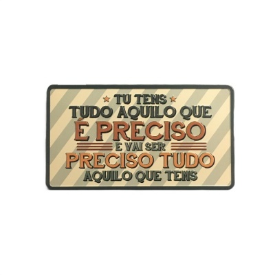 Placa decorativa com frase em português em relevo