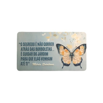 Placa decorativa com citação em português e imagem de borboleta