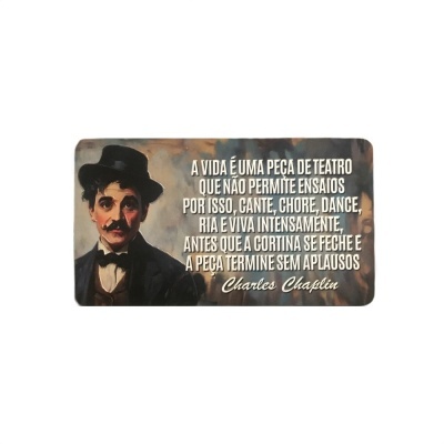 Placa decorativa com citação de Charles Chaplin e sua imagem.