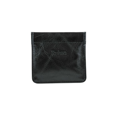 Bolsa preta de couro com texto Rubroe