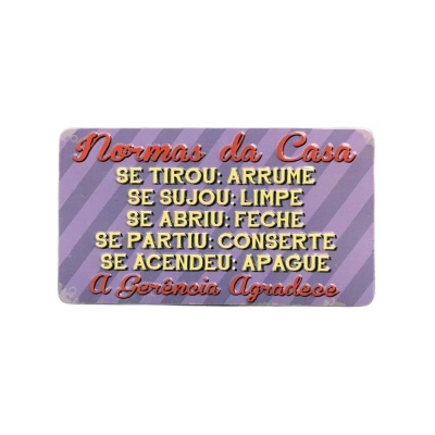 Plaquinha decorativa com regras da casa em português com letras amarelas e laranja sobre fundo roxo listrado