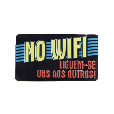 Placa metálica retangular preta com texto 