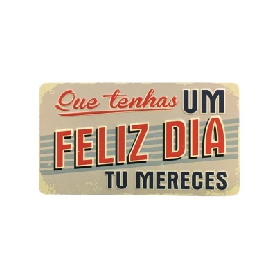 Placa decorativa com texto em espanhol 'Que tengas UM FELIZ DIA TU MERECES' em cores bege, vermelho e azul-marinho.