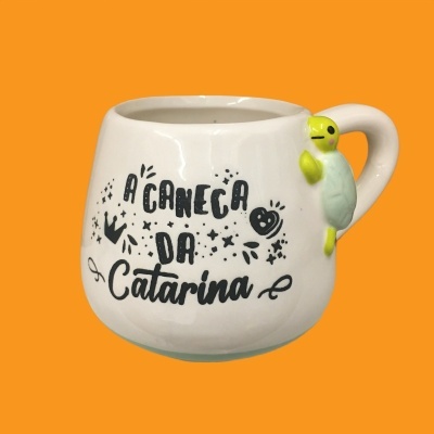 Caneca branca com texto personalizado e pássaro decorativo na asa