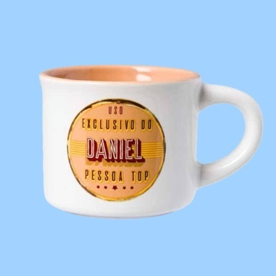 Caneca branca com decoração personalizada em tons salmão e amarelo