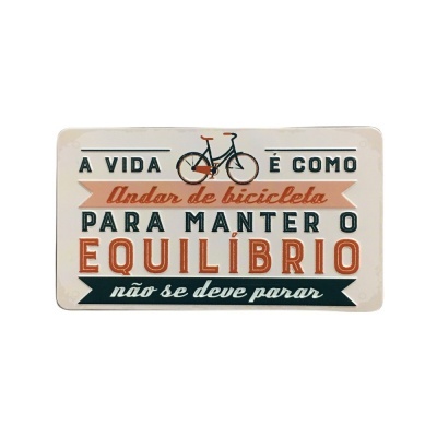Placa decorativa retangular com texto em português e ilustração de bicicleta