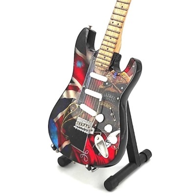Guitarra elétrica colorida com padrão gráfico em suporte preto