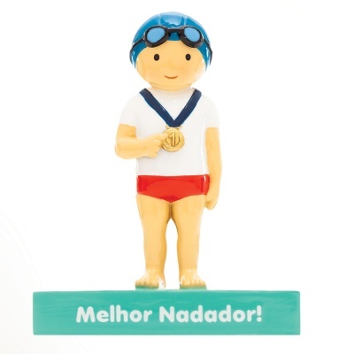 Boneco nadador com touca azul e medalha em base verde com texto