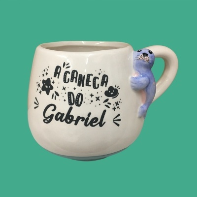 Caneca branca com texto e figura 3D azul na pega