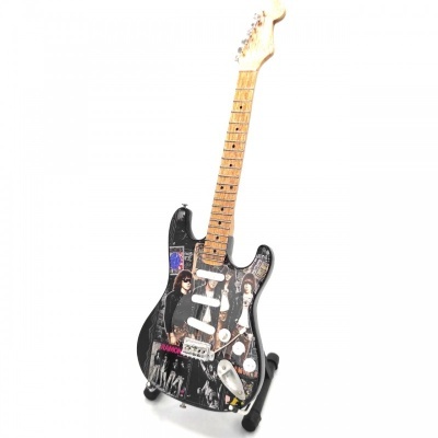 Guitarra elétrica decorada com imagens de músicos em fundo preto