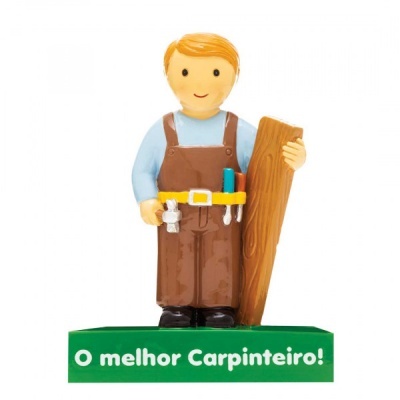 Figurinha de carpinteiro com tábua e ferramentas em base verde com texto