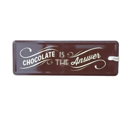 Placa decorativa castanho chocolate com texto em branco e corda para pendurar