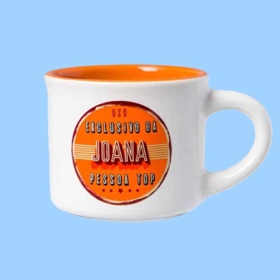 Caneca branca com interior laranja e texto personalizado