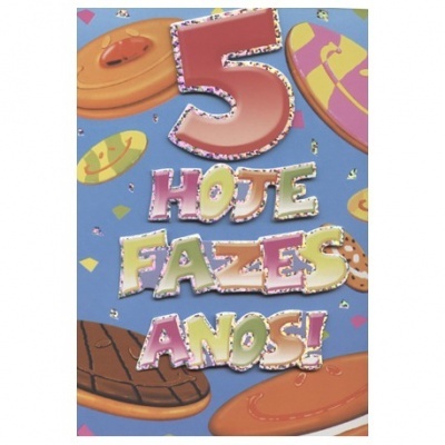 Balões de aniversário coloridos com o texto '5 HOJE FAZES ANOS!' sobre fundo azul com biscoitos desenhados