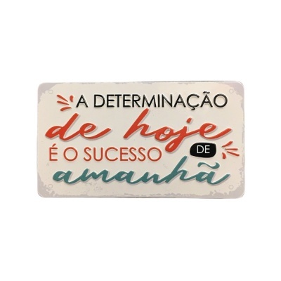 Placa metálica branca com texto motivacional colorido em português.