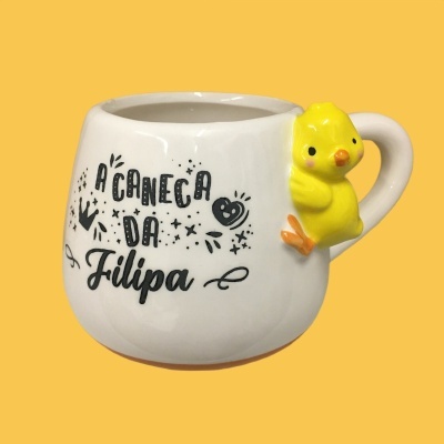 Caneca branca com texto 'A CANECA DA Filipa' e pintainho amarelo no cabo