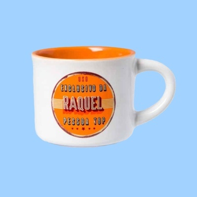 Caneca branca com interior laranja e inscrição exclusiva para Raquel