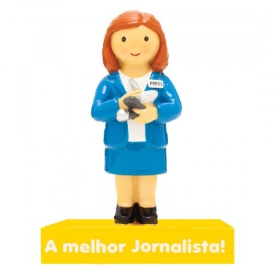 Figurina de jornalista sobre base amarela com texto