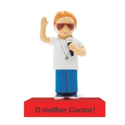 Figura decorativa de cantor em base vermelha com texto