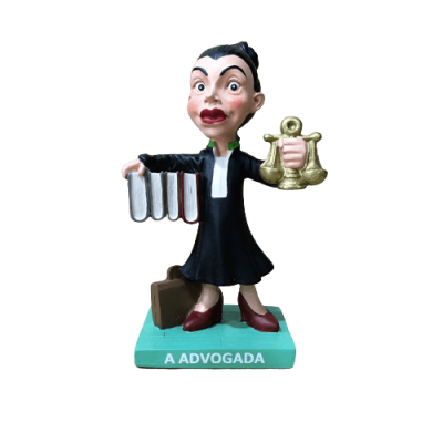 Estátua de advogada caricatural com livros e balança sobre base azul