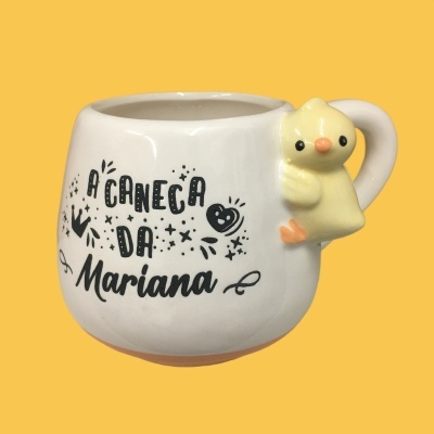 Caneca branca com piriquito amarelo na pega e texto preto