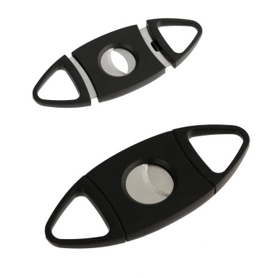 Cortador de charutos preto com lâmina circular e pegadores triangulares