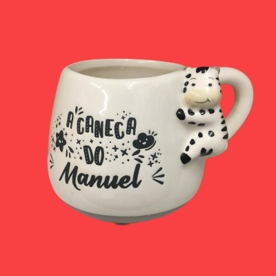 Caneca branca com texto preto e figura de zebra na pega em fundo vermelho