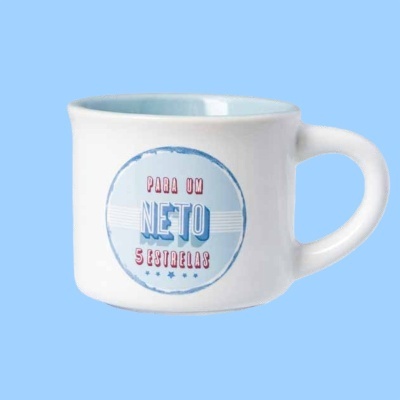 Caneca branca de cerâmica com mensagem para neto e interior azul claro