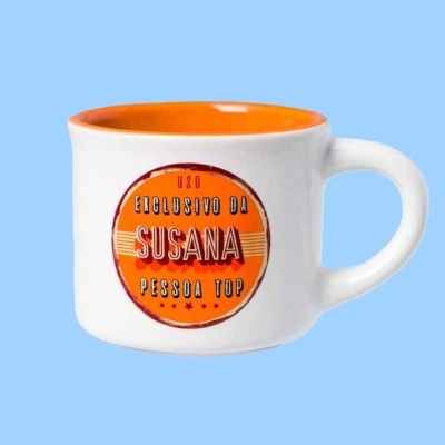 Caneca branca com interior laranja e texto 