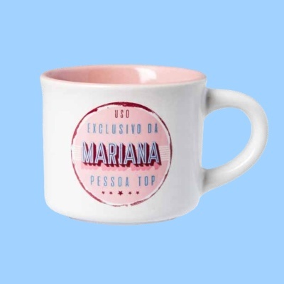 Caneca branca e rosa com texto personalizado para Mariana