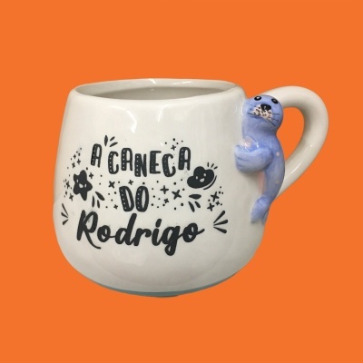 Caneca branca com texto e figura de foca azul na pega