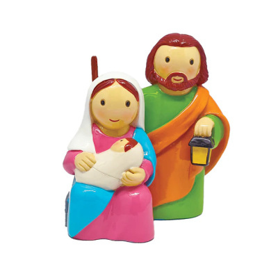 Figuras cerâmicas coloridas da Sagrada Família com Maria, Menino Jesus e José segurando lanterna