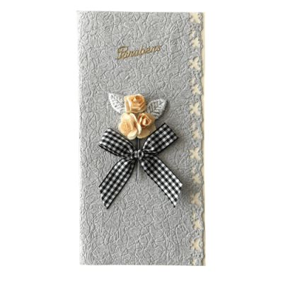 Cartão cinzento decorado com rosas amarelas, laço xadrez preto e branco e 'Parabéns' em dourado