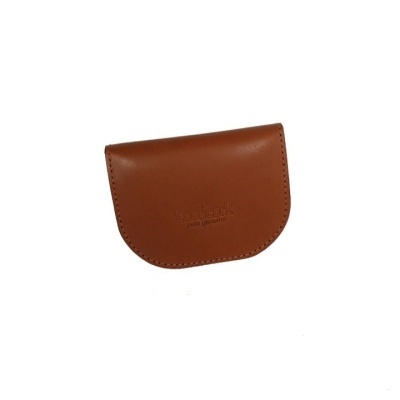 Carteira pequena em pele castanha com escrita em relevo
