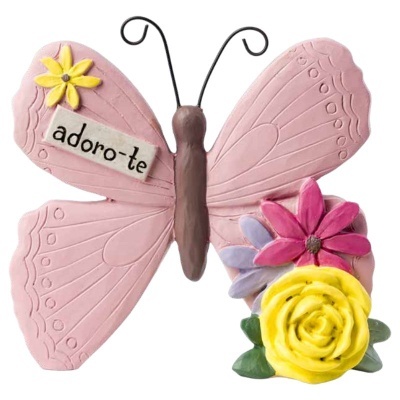 Borboleta decorativa rosa com flores e placa 'adoro-te'