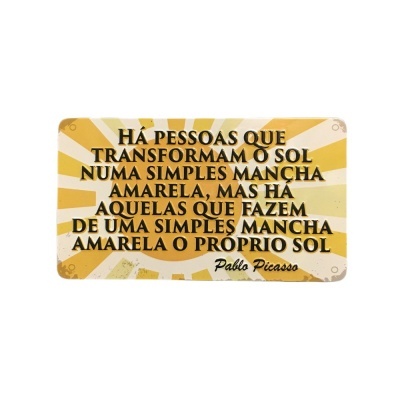 Placa decorativa em metal com citação de Pablo Picasso sobre o sol em amarelo e branco