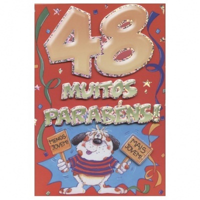 Cartão de felicitações vermelho com números 48, textos 'Muitos Parabéns!' e cachorro cartoon segurando cartazes