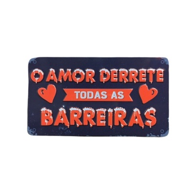 Placa azul com texto laranja e branco 'O AMOR DERRETE TODAS AS BARREIRAS' e dois corações vermelhos