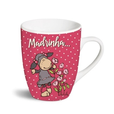 Caneca cor de rosa com bolinhas brancas e desenho de ovelha com flores e texto 'Madrinha...'