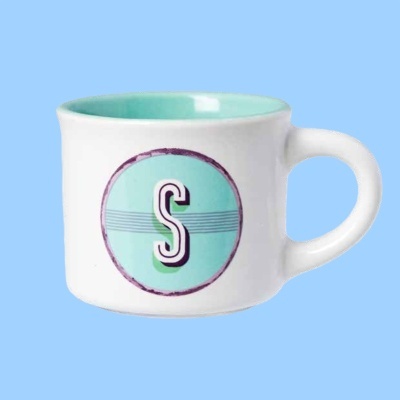 Caneca branca com interior azul turquesa e letra S no centro