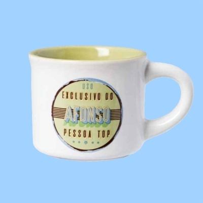 Caneca branca com interior amarelo e texto personalizado Afonso