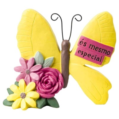 Escultura de borboleta amarela com flores e texto especial