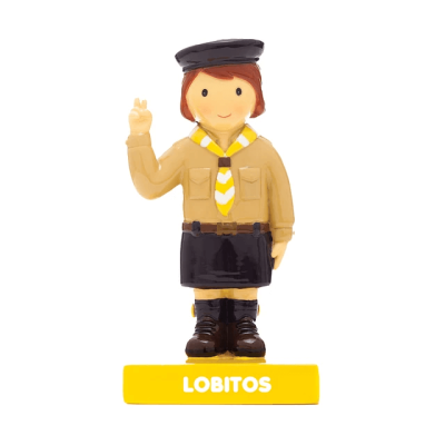 Figura de escuteiro com uniforme castanho e preto, lenço amarelo e branco, base amarela com texto LOQUITOS