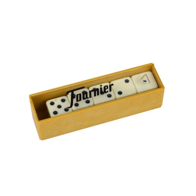 Conjunto de dominós brancos com pontos pretos em caixa amarela