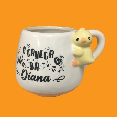 Caneca branca com texto e pega em forma de pato amarelo
